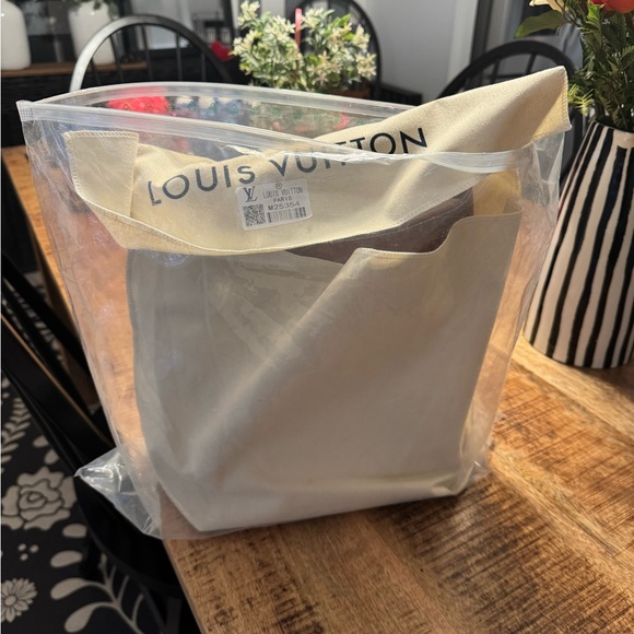 Elegant Brown Leather Shoulder Bag - Picture 2 of 12